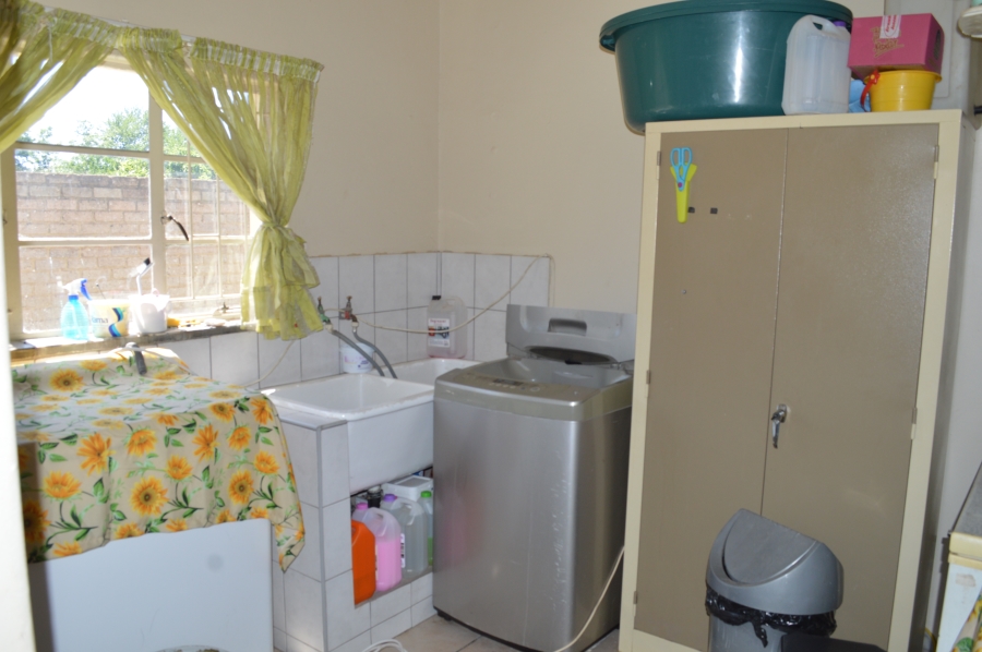 6 Bedroom Property for Sale in Unitas Park Gauteng