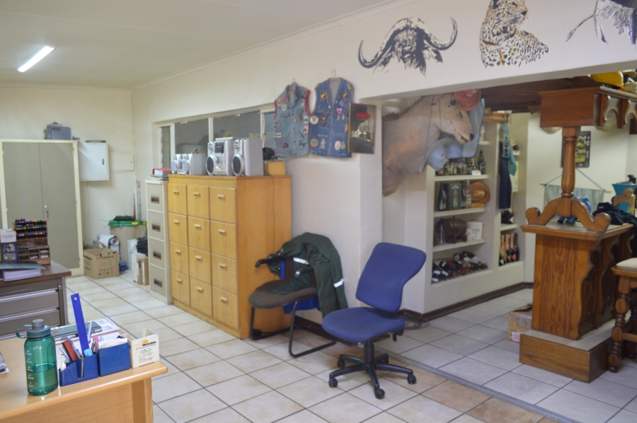 6 Bedroom Property for Sale in Unitas Park Gauteng