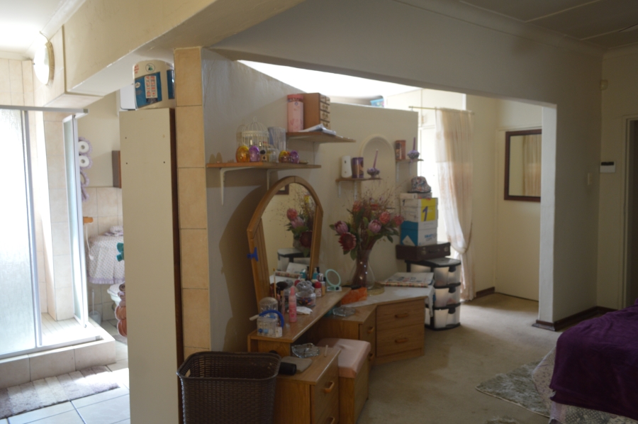 6 Bedroom Property for Sale in Unitas Park Gauteng