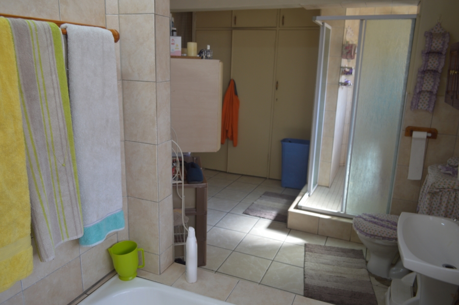 6 Bedroom Property for Sale in Unitas Park Gauteng