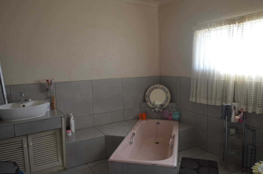 6 Bedroom Property for Sale in Unitas Park Gauteng
