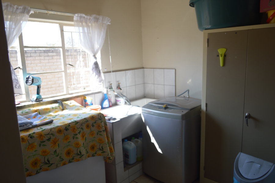 6 Bedroom Property for Sale in Unitas Park Gauteng