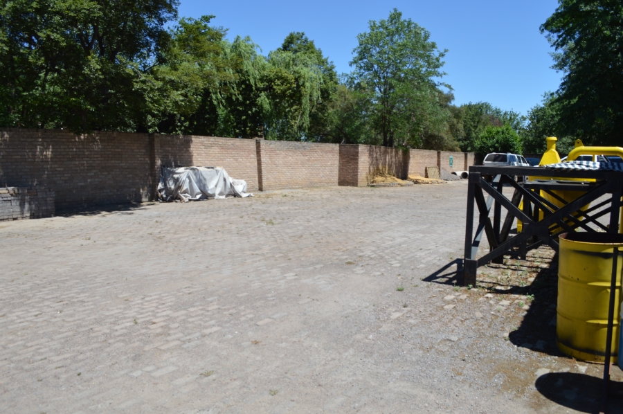 6 Bedroom Property for Sale in Unitas Park Gauteng