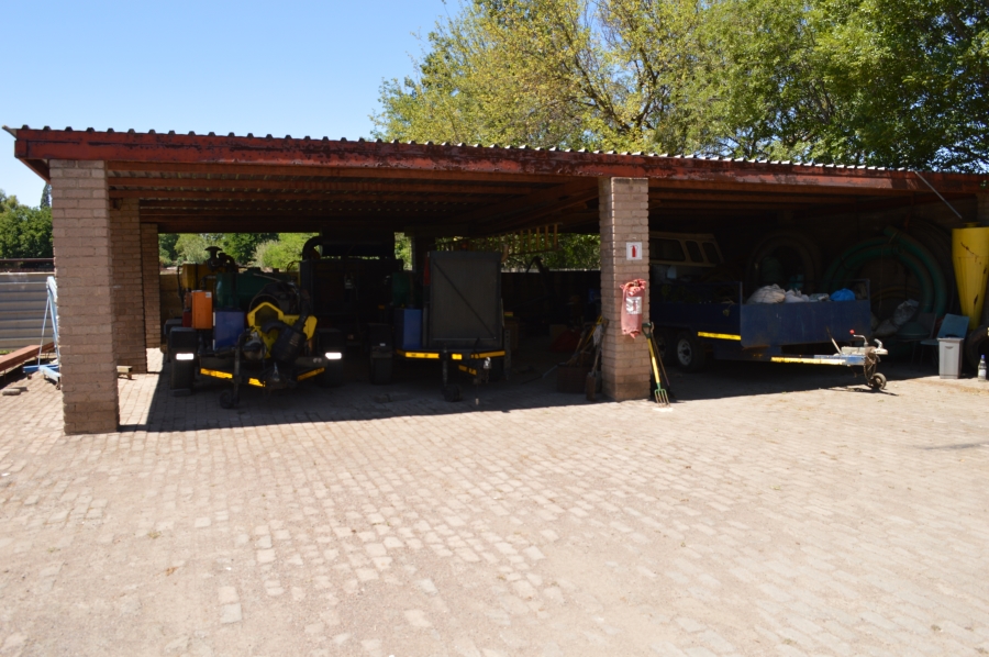 6 Bedroom Property for Sale in Unitas Park Gauteng
