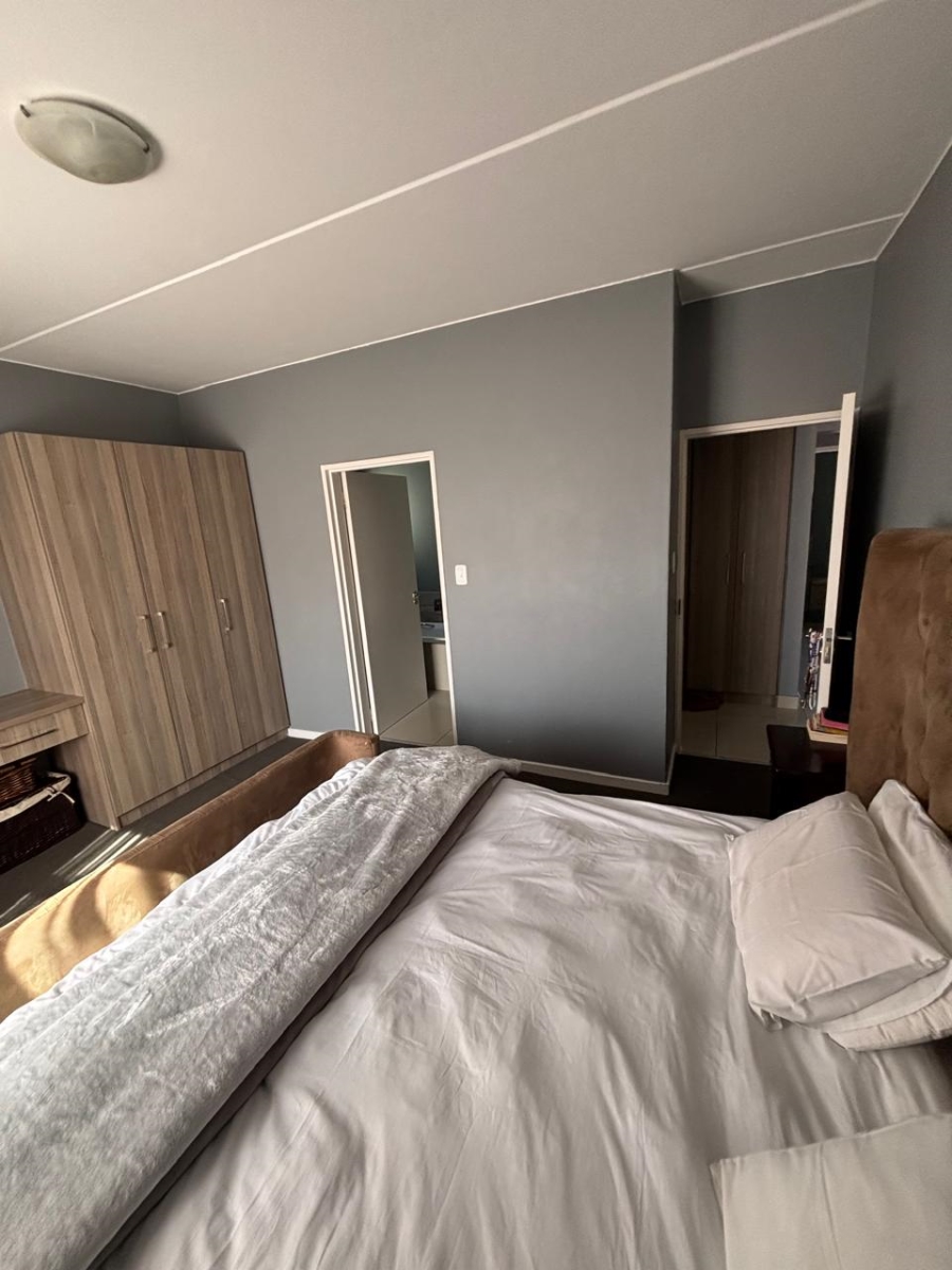 2 Bedroom Property for Sale in Blue Hills Gauteng