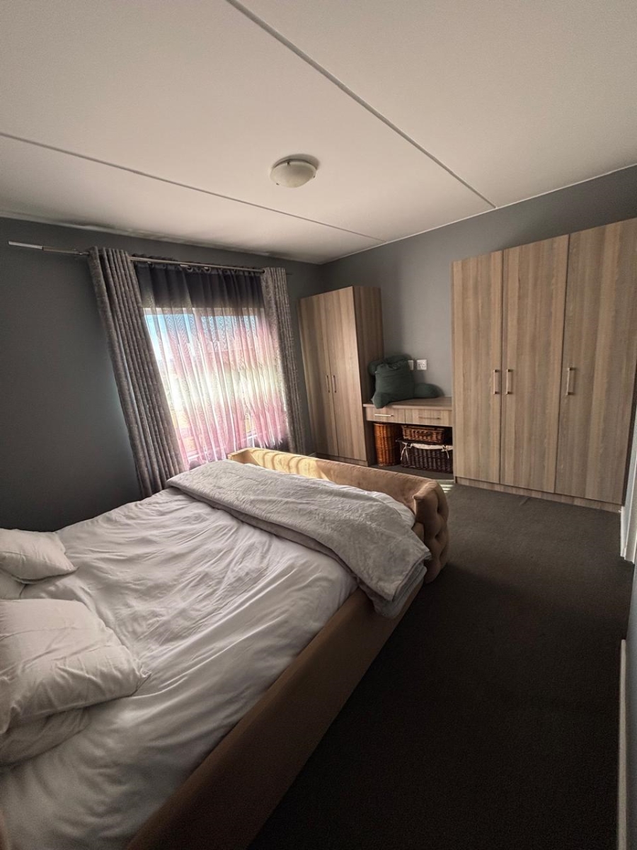 2 Bedroom Property for Sale in Blue Hills Gauteng