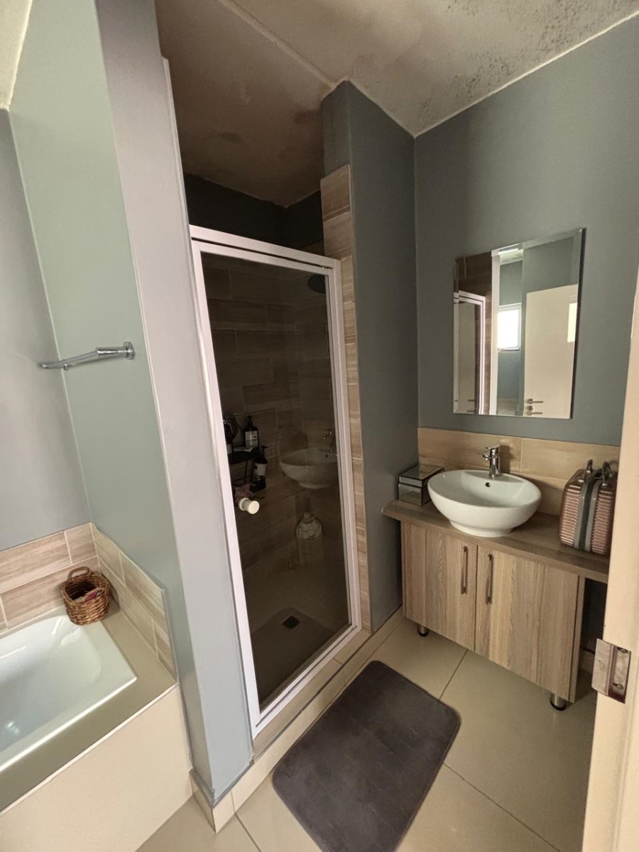 2 Bedroom Property for Sale in Blue Hills Gauteng
