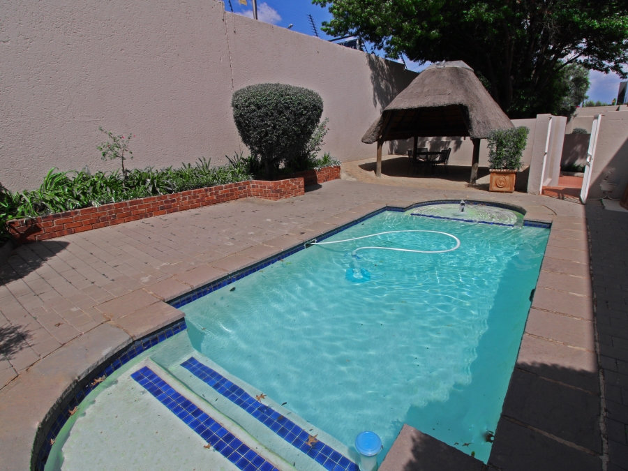 To Let 2 Bedroom Property for Rent in Bryanston Gauteng