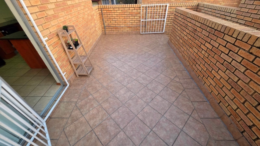2 Bedroom Property for Sale in The Reeds Gauteng