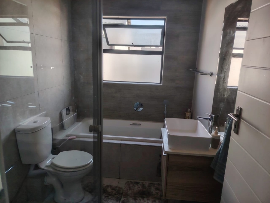 2 Bedroom Property for Sale in Louwlardia Gauteng