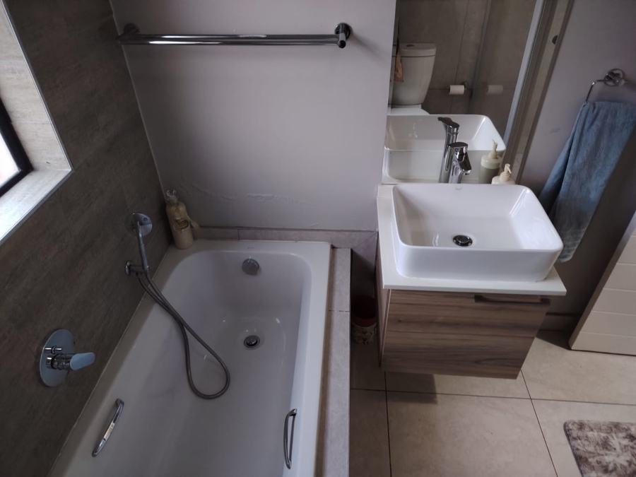 2 Bedroom Property for Sale in Louwlardia Gauteng