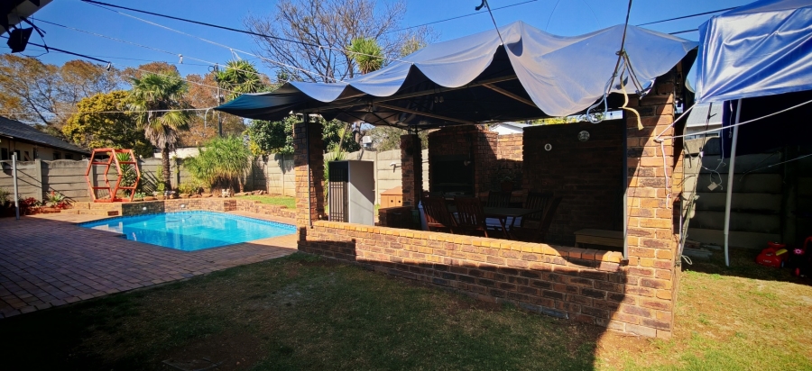 3 Bedroom Property for Sale in Brackendowns Gauteng