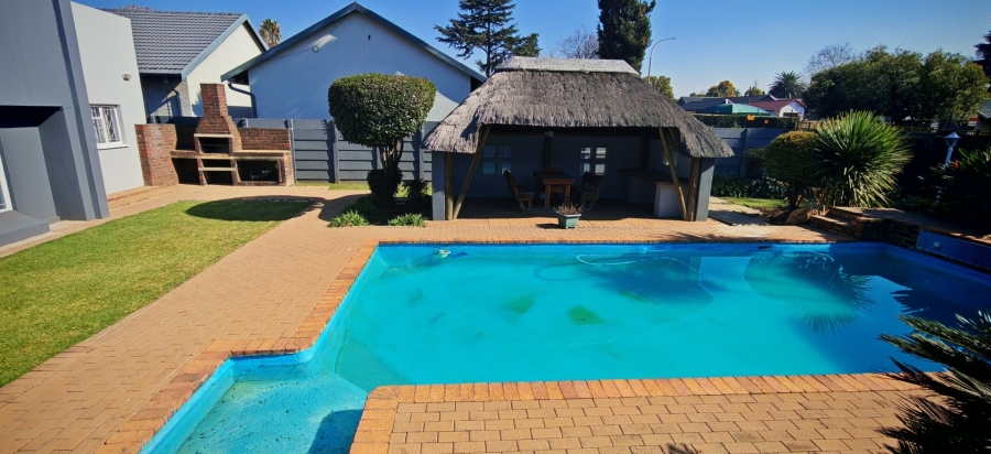 6 Bedroom Property for Sale in Brackenhurst Gauteng