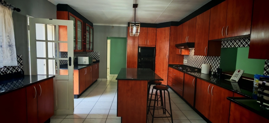 6 Bedroom Property for Sale in Brackenhurst Gauteng