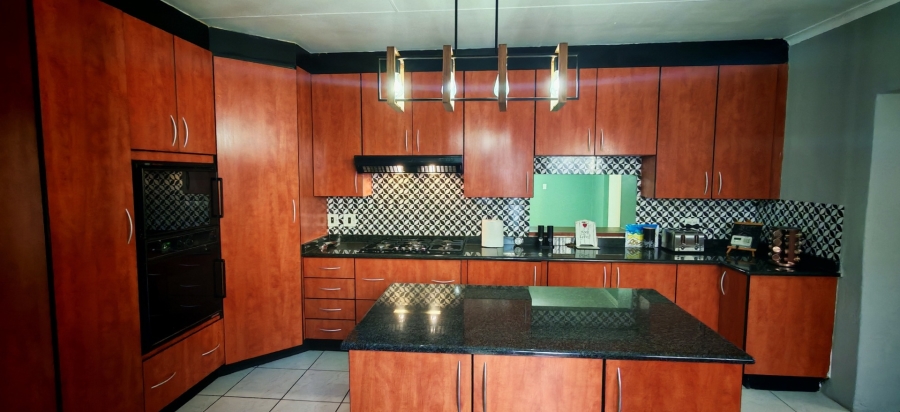 6 Bedroom Property for Sale in Brackenhurst Gauteng