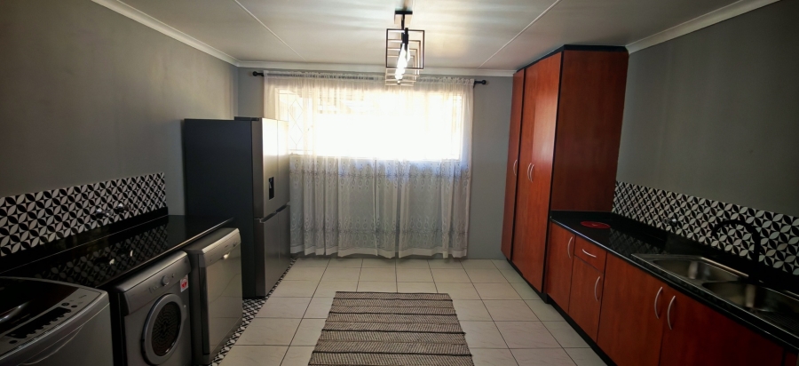 6 Bedroom Property for Sale in Brackenhurst Gauteng