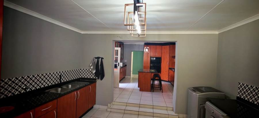 6 Bedroom Property for Sale in Brackenhurst Gauteng