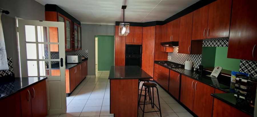 6 Bedroom Property for Sale in Brackenhurst Gauteng