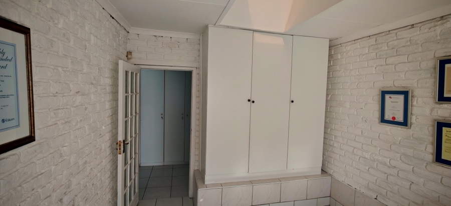 6 Bedroom Property for Sale in Brackenhurst Gauteng
