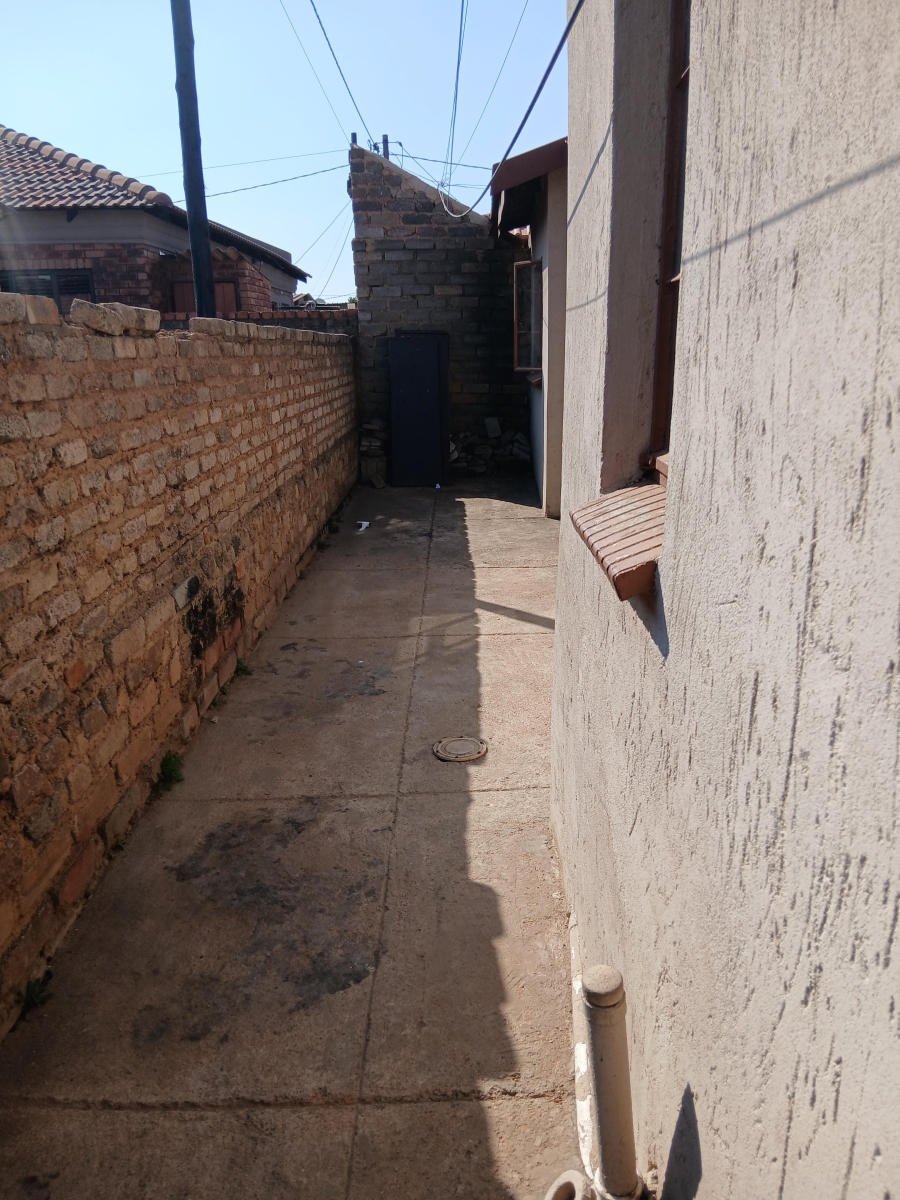 2 Bedroom Property for Sale in Etwatwa Gauteng
