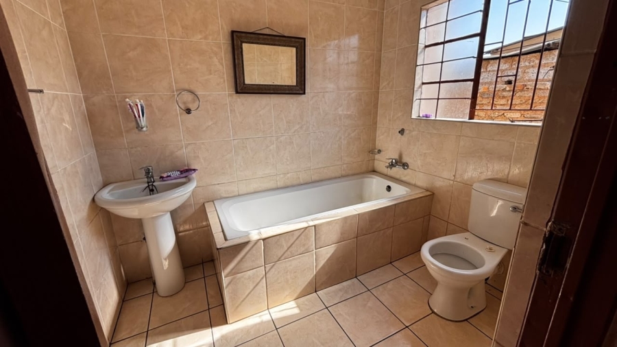 2 Bedroom Property for Sale in Etwatwa Gauteng