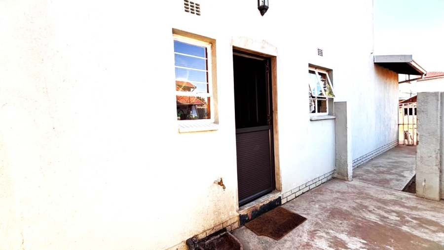 4 Bedroom Property for Sale in Clayville Gauteng