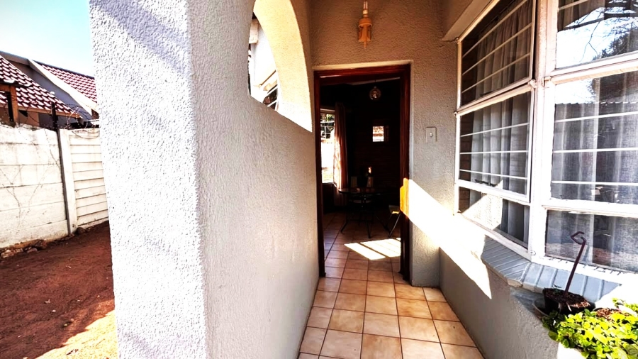 4 Bedroom Property for Sale in Clayville Gauteng