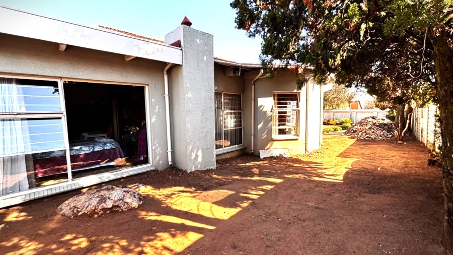 4 Bedroom Property for Sale in Clayville Gauteng