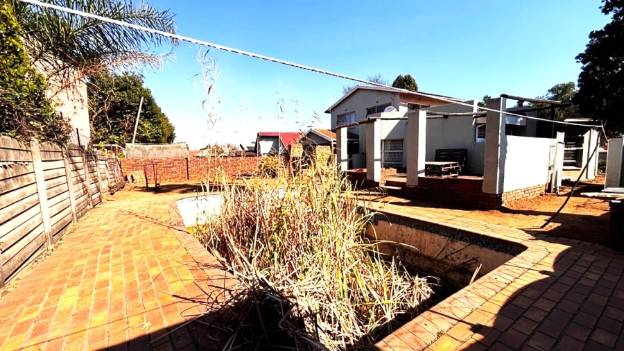 4 Bedroom Property for Sale in Clayville Gauteng