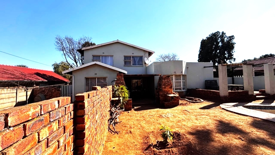 4 Bedroom Property for Sale in Clayville Gauteng