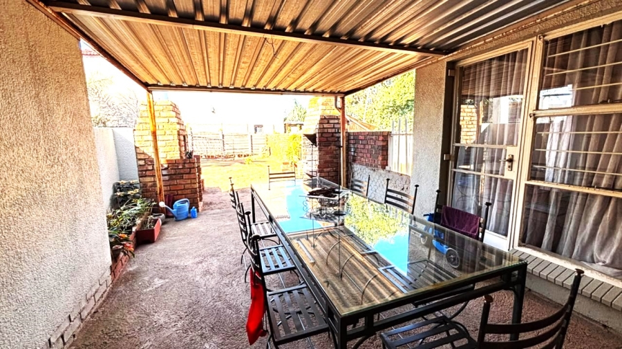 4 Bedroom Property for Sale in Clayville Gauteng