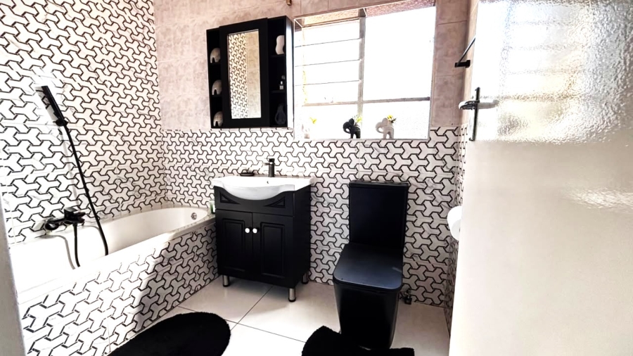4 Bedroom Property for Sale in Clayville Gauteng