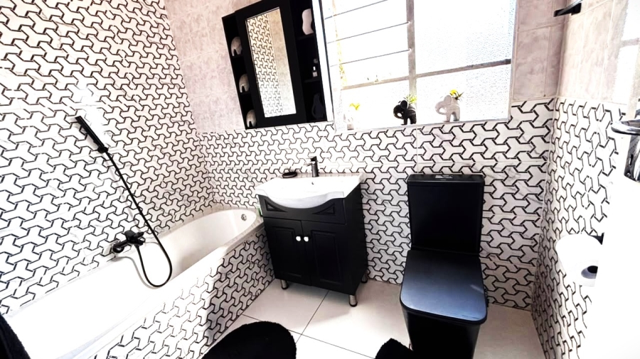 4 Bedroom Property for Sale in Clayville Gauteng