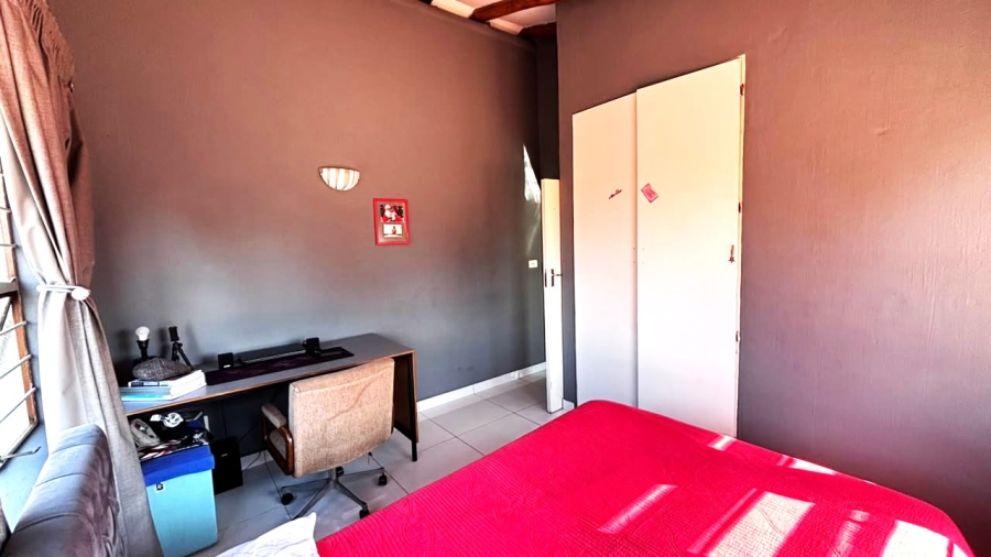 4 Bedroom Property for Sale in Clayville Gauteng