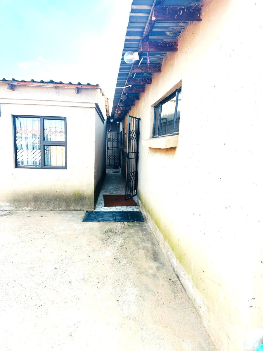 4 Bedroom Property for Sale in Tshongweni Gauteng