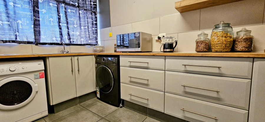 2 Bedroom Property for Sale in Three Rivers Proper Gauteng