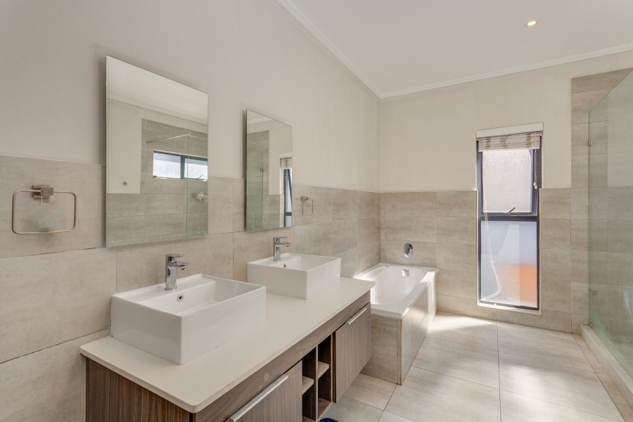 To Let 4 Bedroom Property for Rent in Bryanston Gauteng