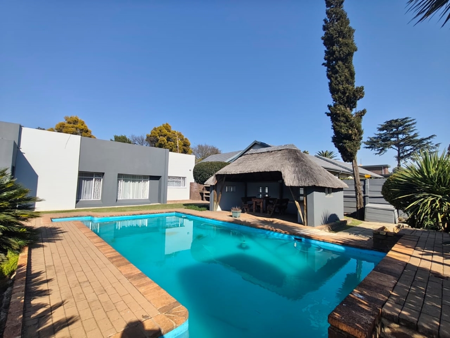6 Bedroom Property for Sale in Brackenhurst Gauteng