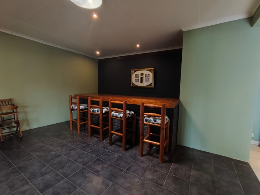 6 Bedroom Property for Sale in Brackenhurst Gauteng