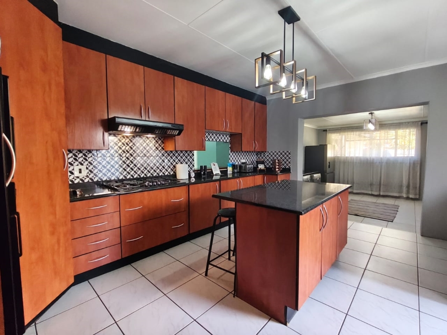 6 Bedroom Property for Sale in Brackenhurst Gauteng