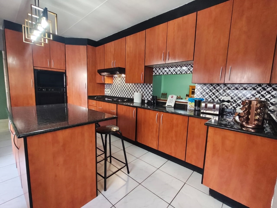 6 Bedroom Property for Sale in Brackenhurst Gauteng