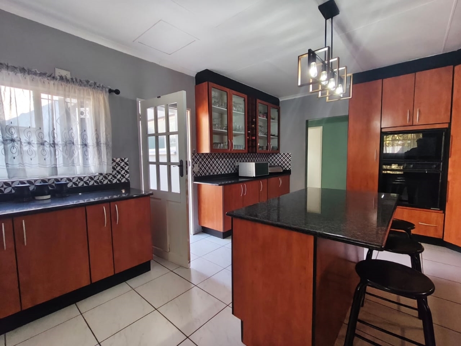 6 Bedroom Property for Sale in Brackenhurst Gauteng