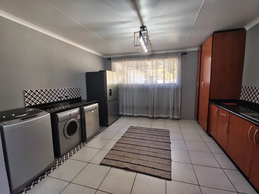 6 Bedroom Property for Sale in Brackenhurst Gauteng