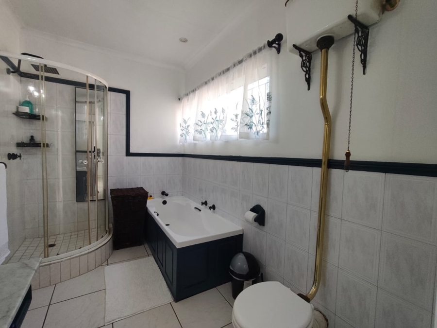 6 Bedroom Property for Sale in Brackenhurst Gauteng