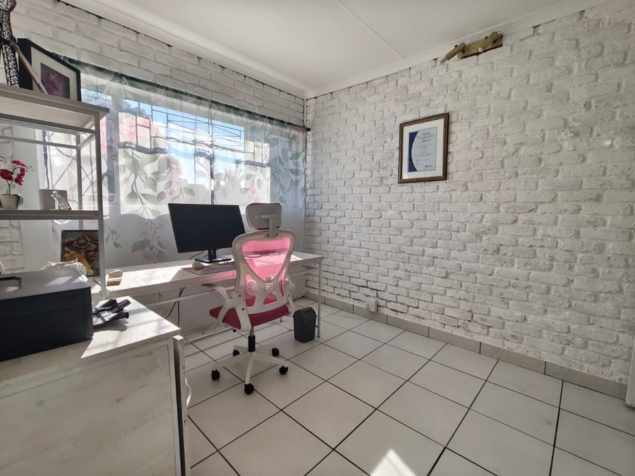 6 Bedroom Property for Sale in Brackenhurst Gauteng