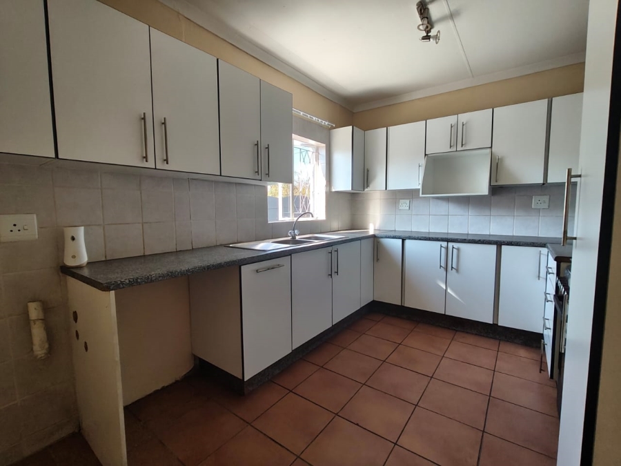6 Bedroom Property for Sale in Brackenhurst Gauteng