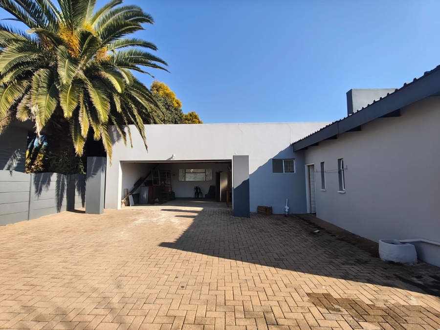 6 Bedroom Property for Sale in Brackenhurst Gauteng