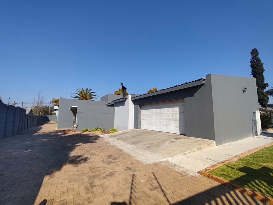 6 Bedroom Property for Sale in Brackenhurst Gauteng