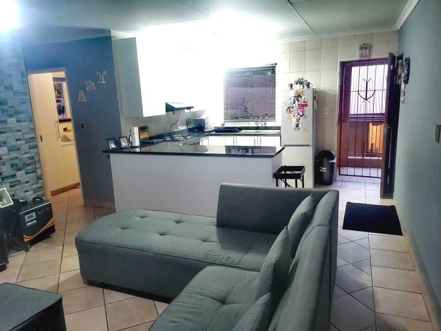To Let 2 Bedroom Property for Rent in Helderkruin Gauteng