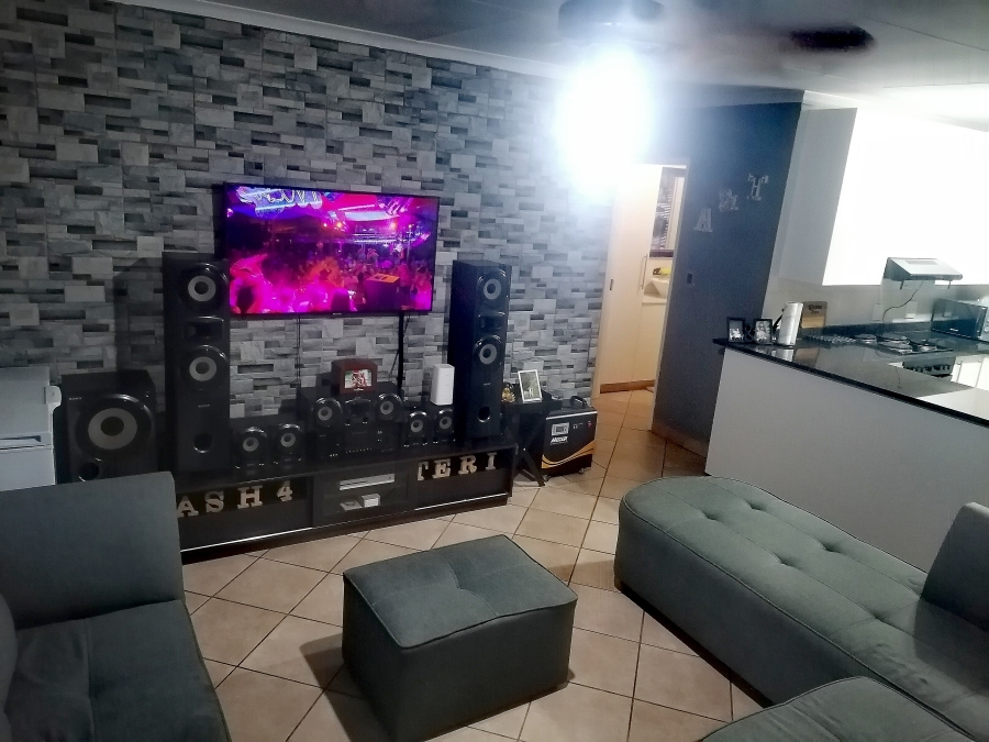 To Let 2 Bedroom Property for Rent in Helderkruin Gauteng